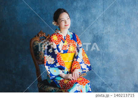 浴衣を着た女性 浴衣を着た女性 140213715