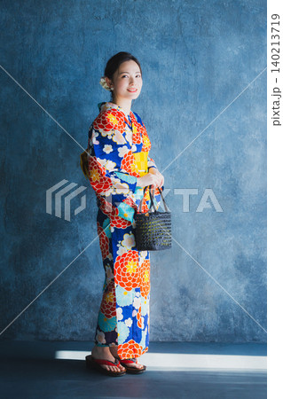 浴衣を着た女性 浴衣を着た女性 140213719