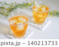 グラスに入ったアイスティー　夏イメージ 140213733