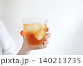 麦茶を持つ手元　夏 140213735