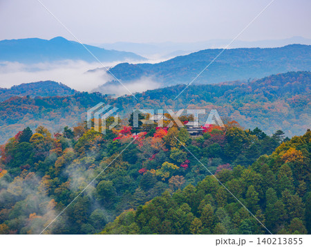 晩秋の早朝 湧き上がる雲海と紅葉に包まれる備中松山城の天守と二重櫓【天空の城】 140213855