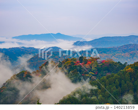 晩秋の早朝 湧き上がる雲海が天守に迫る幻想的な備中松山城【天空の城】紅葉風景 140213859