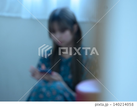 スマホを見る若い女性 140214058