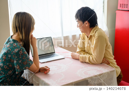 オンラインで会話する二人 オンラインで会話する二人 140214078