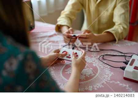レトロゲームで遊ぶ二人 140214083