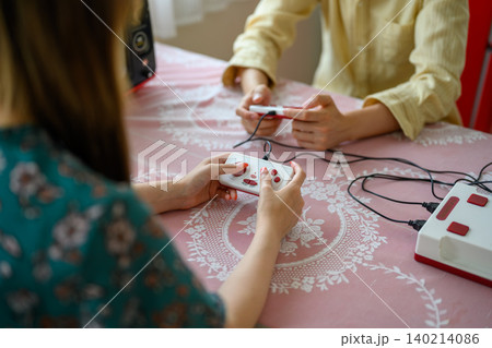 レトロゲームで遊ぶ二人 レトロゲームで遊ぶ二人 140214086