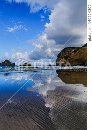 幻想的な水鏡が広がる浜田海水浴場の海岸風景 140214309