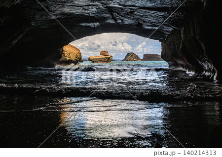 千座の岩屋から望む奇岩群と太平洋の絶景|種子島 千座の岩屋から望む奇岩群と太平洋の絶景|種子島 140214313