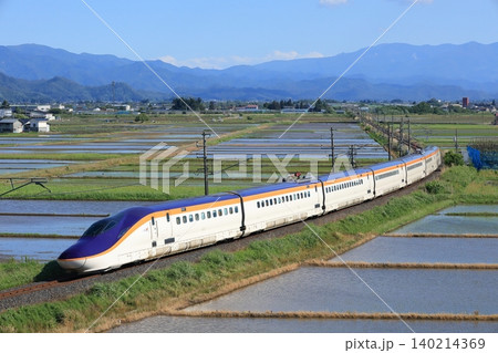 田園風景を走るE8系山形新幹線 田園風景を走るE8系山形新幹線 140214369