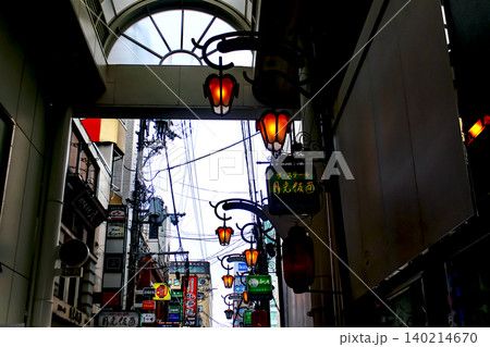 【大阪】夏の難波 雨の法善寺こいさん通り 【大阪】夏の難波 雨の法善寺こいさん通り 140214670