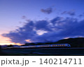 夕日を浴びて走るロマンスカー 140214711