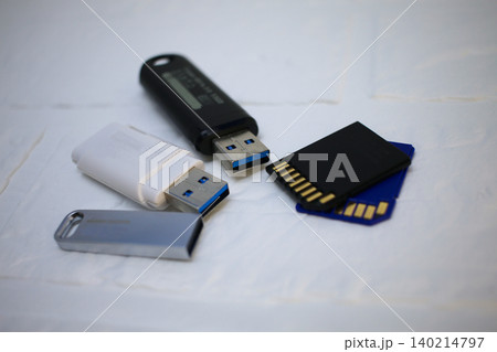 SDカードとUSBメモリー 140214797