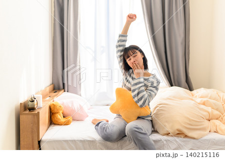 目覚まし時計と朝の目覚め 140215116
