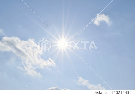 青空と太陽　直射日光　フリースペースイメージ 140215430