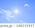 青空と太陽　直射日光　フリースペースイメージ 140215437