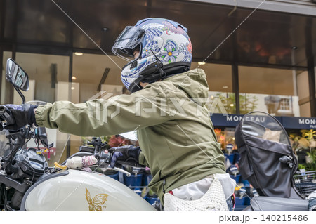 横浜元町で買い物に来た女性ライダー 横浜元町で買い物に来た女性ライダー 140215486