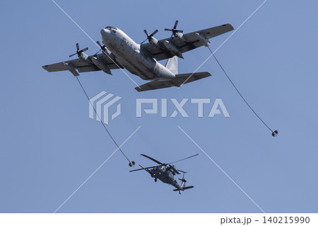 C-130輸送機とUH60救難ヘリの空中給油デモ C-130輸送機とUH60救難ヘリの空中給油デモ 140215990