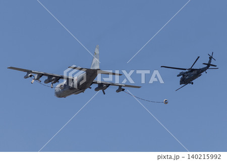 C-130輸送機とUH60救難ヘリの空中給油デモ C-130輸送機とUH60救難ヘリの空中給油デモ 140215992
