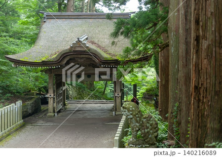 大神山神社奥宮の参道に佇む苔むした茅葺き屋根の神門と手前に佇む狛犬(鳥取県大山町) 大神山神社奥宮の参道に佇む苔むした茅葺き屋根の神門と手前に佇む狛犬(鳥取県大山町) 140216089
