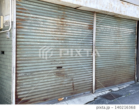 閉鎖された店舗と古びたスチールシャッター 閉鎖された店舗と古びたスチールシャッター 140216368