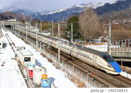 残雪残る上越新幹線E7系（群馬県利根郡みなかみ町） 140216615