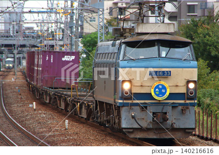 JR神戸線を行く貨物列車(EF66形0番台電気機関車牽引) JR神戸線を行く貨物列車(EF66形0番台電気機関車牽引) 140216616