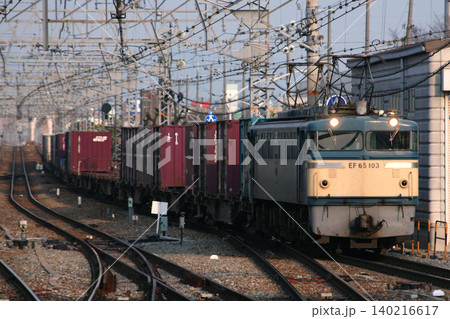JR神戸線を行く貨物列車(EF65形0番台電気機関車牽引) JR神戸線を行く貨物列車(EF65形0番台電気機関車牽引) 140216617
