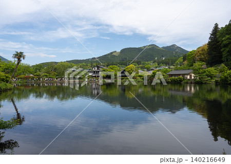 新緑の金鱗湖・由布院温泉, 大分県 新緑の金鱗湖・由布院温泉, 大分県 140216649