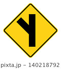 アメリカの道路標識　左前脇道あり 140218792