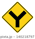 アメリカの道路標識　Y字路 140218797