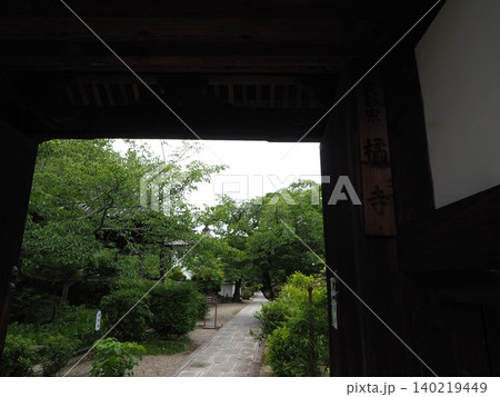 光と影が紡ぐ万葉のロマン。明日香村のサイクリングで出会う、重厚な木造建築の佇まい 140219449