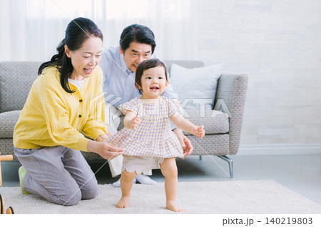 リビングで遊ぶ子供と家族 乳幼児 祖母 祖父 リビングで遊ぶ子供と家族 乳幼児 祖母 祖父 140219803