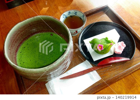 天守を借景にした日本庭園を眺めつつ頂く…『抹茶と上生菓子セット』 140219914