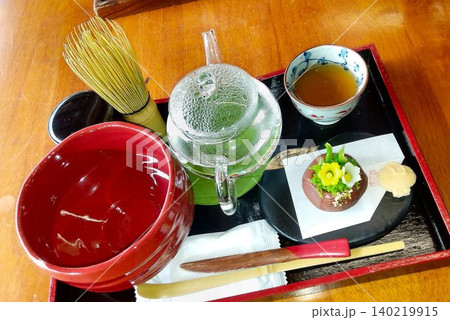 天守を借景にした日本庭園を眺めつつ頂く…『抹茶体験セット』 天守を借景にした日本庭園を眺めつつ頂く…『抹茶体験セット』 140219915