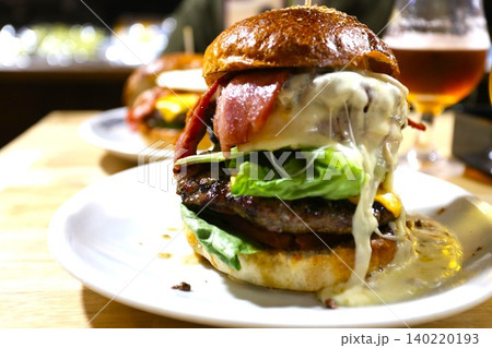 カフェで食べるハンバーガー カフェで食べるハンバーガー 140220193