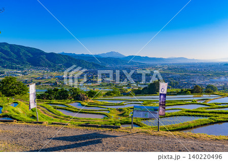 【長野県】田植えが始まった姨捨の棚田・姪石苑付近　早朝 140220496