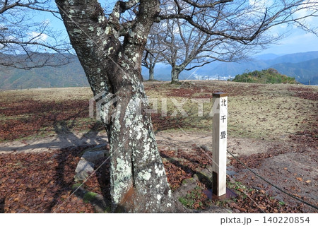 兵庫県朝来市の山城跡「竹田城址」、山上に拡がる「北千畳」の広場 兵庫県朝来市の山城跡「竹田城址」、山上に拡がる「北千畳」の広場 140220854