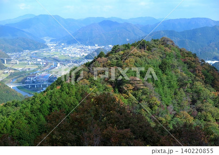 兵庫県朝来市の山城跡「竹田城址」、「北千畳」広場から望む山麓方向の眺望 兵庫県朝来市の山城跡「竹田城址」、「北千畳」広場から望む山麓方向の眺望 140220855