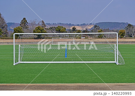 緑のピッチに設置された白いサッカーゴール　福島県ならはスカイアリーナ 140220993