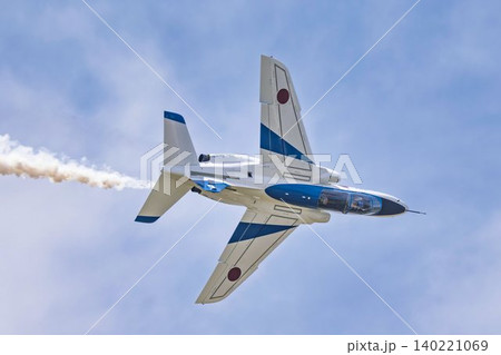 青空と松島基地のブルーインパルス 宮城県東松島市 青空と松島基地のブルーインパルス 宮城県東松島市 140221069