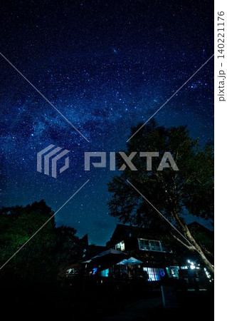 尾瀬小屋と星空 尾瀬小屋と星空 140221176