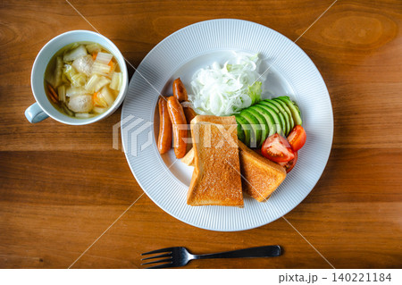 真上から撮影したトーストとアボカドサラダの朝食プレートとスープ 真上から撮影したトーストとアボカドサラダの朝食プレートとスープ 140221184