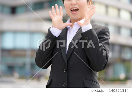 呼びかける20代日本人女性会社員 呼びかける20代日本人女性会社員 140221514