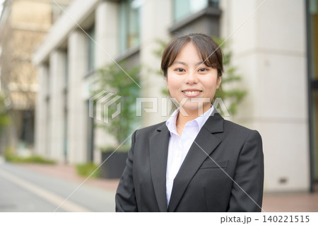 通勤中の20代日本人女性会社員ポートレート 140221515