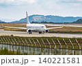 着陸した白色の大型旅客機のクローズアップ 140221581