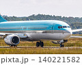 着陸した大型旅客機のクローズアップ 140221582