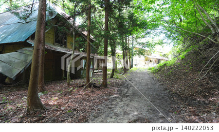 大姥山 登山道にある廃屋 大姥山 登山道にある廃屋 140222053