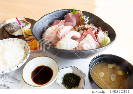 さわらの焼き魚と美味しい新鮮な刺身盛り合わせ定食 さわらの焼き魚と美味しい新鮮な刺身盛り合わせ定食 140222391