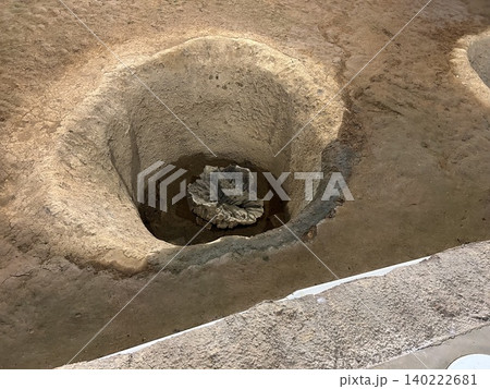 青森市の史跡、三内丸山遺跡の発掘された大型掘立柱建物の柱を建てた穴です。 青森市の史跡、三内丸山遺跡の発掘された大型掘立柱建物の柱を建てた穴です。 140222681