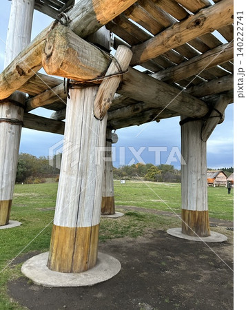 青森市の史跡、三内丸山遺跡の復元された大型掘立柱建物の足元の太い柱です。 140222741